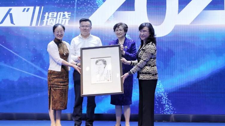 李兰娟院士获赠苏绣肖像